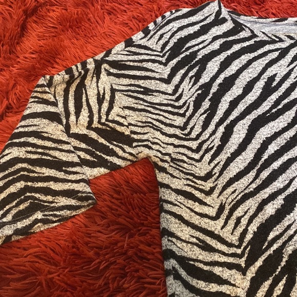 TORRID Grey and Black Zebra stripe Super Soft Plush Top! Torrid size 2! - Picture 6 of 10